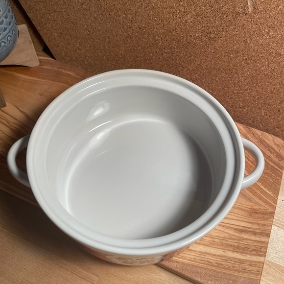 NWOT Disney Holiday ceramic covered dish - Picture 4 of 7